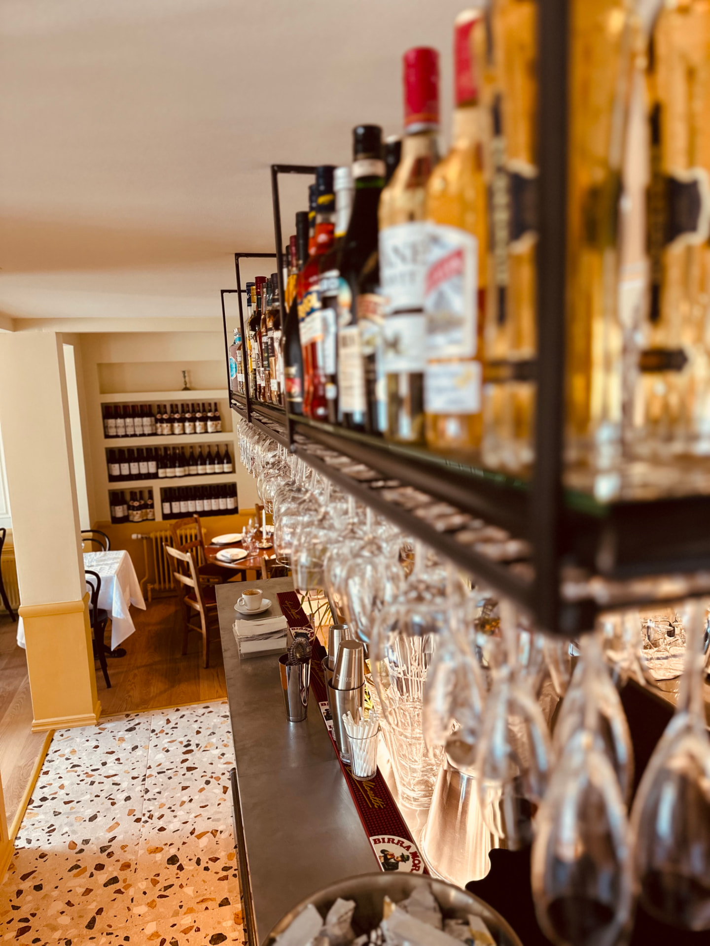 Baren med flaskhylla och hängande glas hos Sanktas